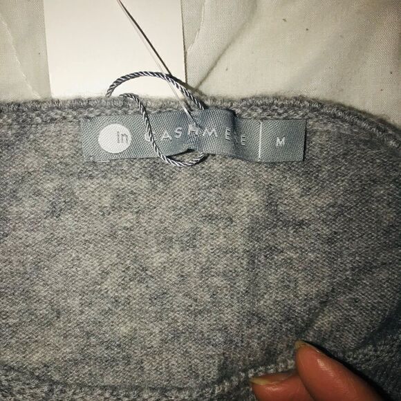 IN cashmere size M  - Picture 2 of 3